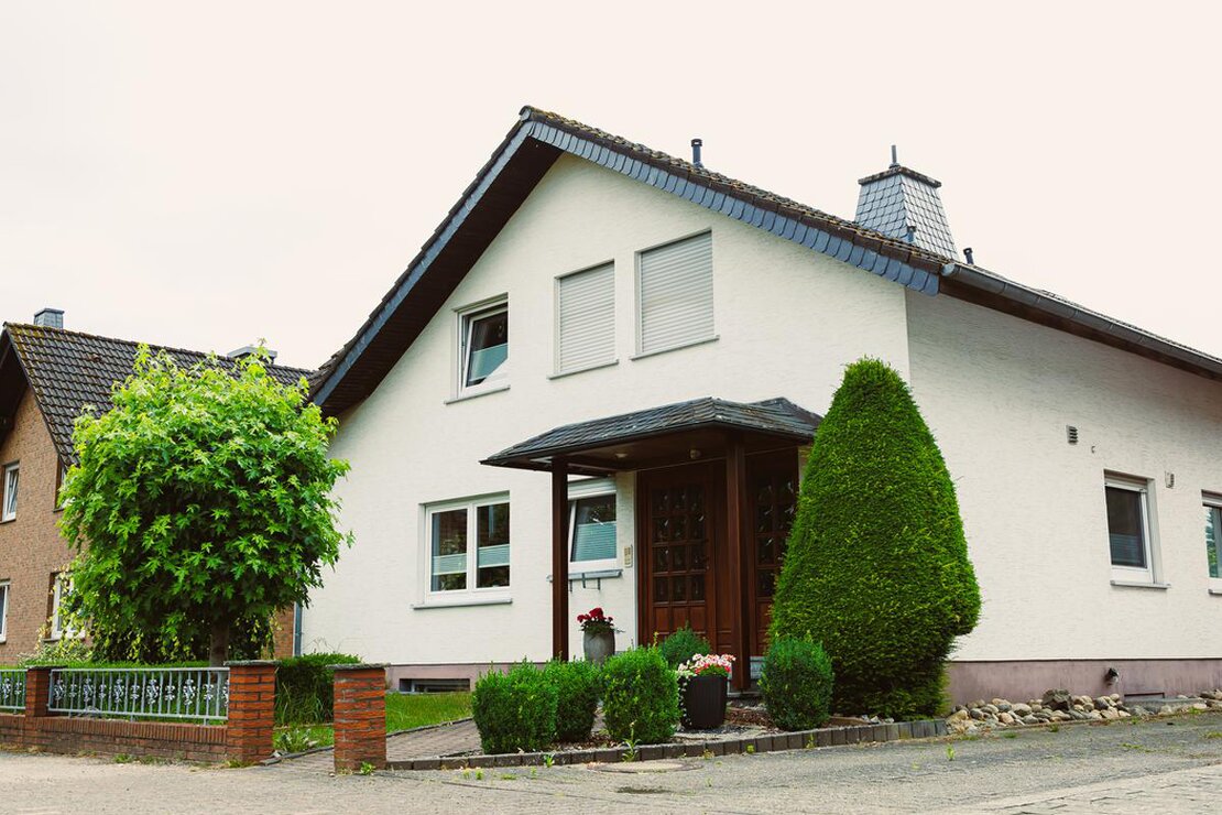 Modernes Einfamilienhaus mit gepflegtem Garten